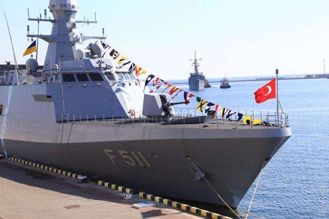 Турецкое судно протаранило лодку НАТО в Греции