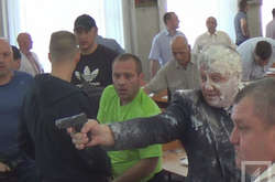 Зеленка, кефир и стрельба: в Никополе сорвали сессию горсовета