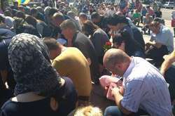 Вінничани на колінах прощалися з 19-річним десантником