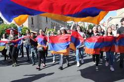 Прогнать диктатора просто, но ломка советских кодов – мучительный процесс