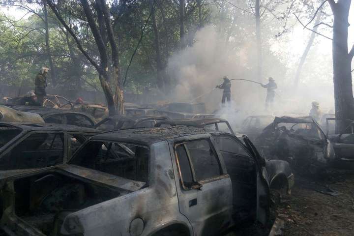 Масштабна пожежа у Києві: на автостоянці згоріли півсотні автомобілів