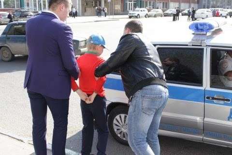«Він нам не цар»: у Саратові поліцейські затримали маленького хлопчика