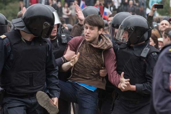 Кількість затриманих на акціях протесту в Росії перевищила до 1200 осіб