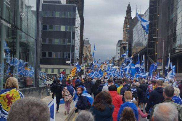Десятки тисяч людей вийшли на мітинг за незалежність Шотландії