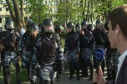 Акції проти Путіна: силовики в Москві затримали журналіста під час прямого ефіру