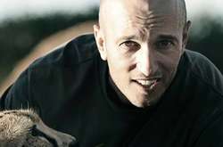 В Африці від удару жирафа загинув відомий режисер