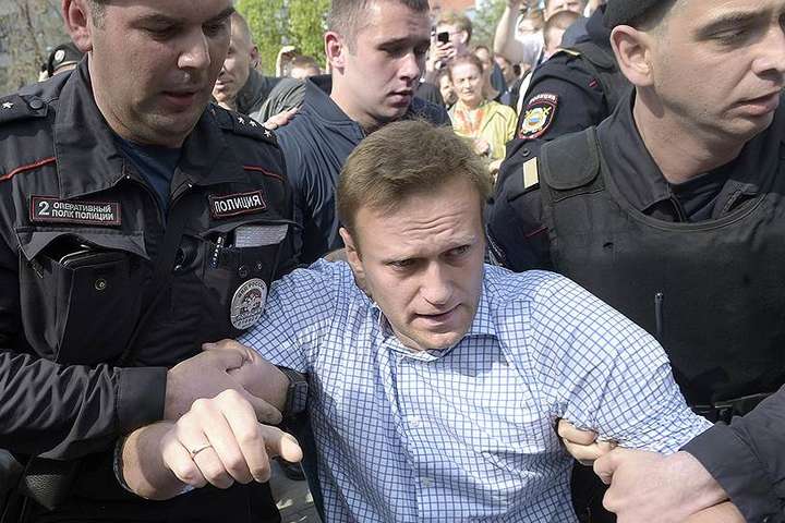 Поліція відпустила Навального до засідання суду