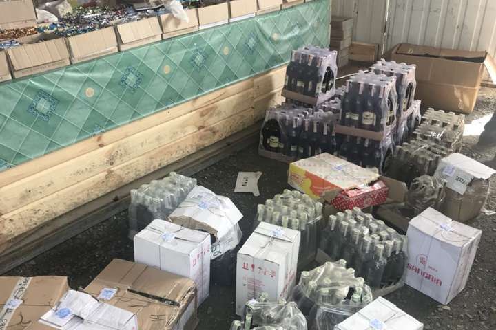У жителів прикордонного села на Волині виявили тонну контрафактного алкоголю