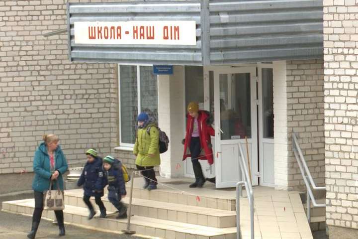 ЮНІСЕФ: 200 тисяч дітей відвідують школу у зоні бойових дій на Донбасі