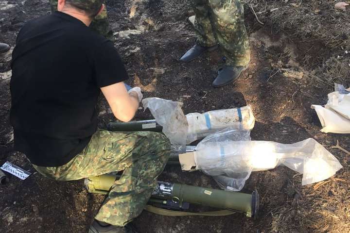На Луганщині у згорілому лісі знайшли схованку із гранатометами