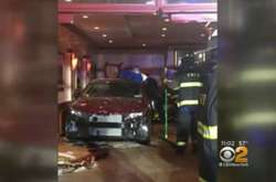 У США автомобіль в'їхав у ресторан, є постраждалі