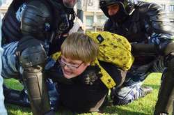 Символ Росії 2018 року - діти, над якими знущається путінська поліція