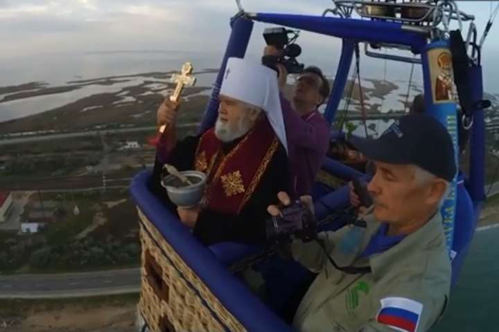 Російський митрополит з неба оросив недобудований Кримський міст (відео)