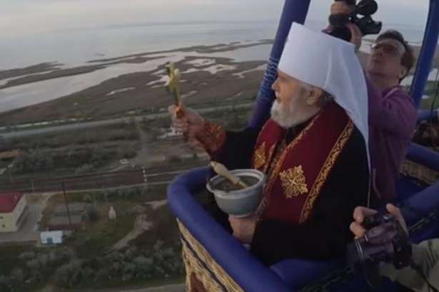 Оккупанты облили «святой водой» недостроенный Крымский мост с воздушного шара