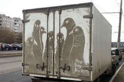 Немытая Россия: художник рисует на грязных автомобилях