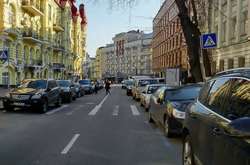 В Україні заборонять тимчасові автостоянки на тротуарах