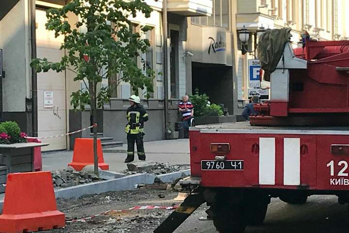 Обвалення фасаду будівлі у Києві: рятувальники «добили» небезпечний карниз
