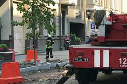 Обвалення фасаду будівлі у Києві: рятувальники «добили» небезпечний карниз