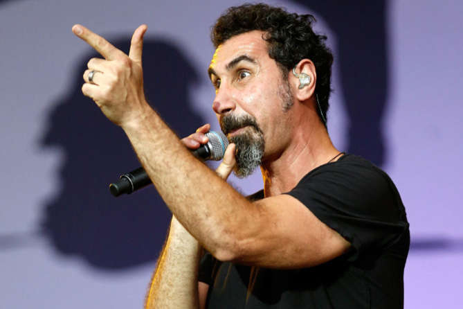 Лідер гурту System of a Down заспівав перед протестувальниками у Єревані