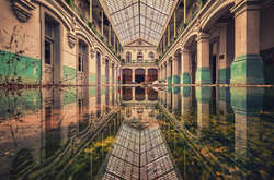 Природа превратила заброшенные места в сюрреалистические шедевры. Удивительные фото