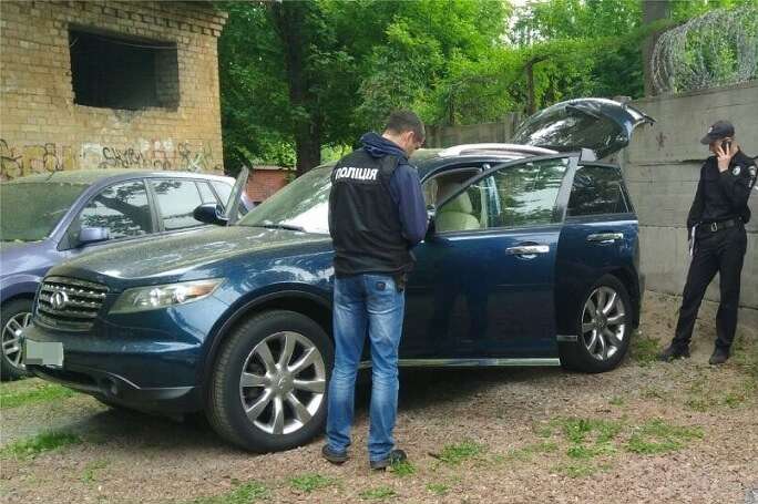 У Києві обстріляли авто бізнесмена: опубліковано фото, відео