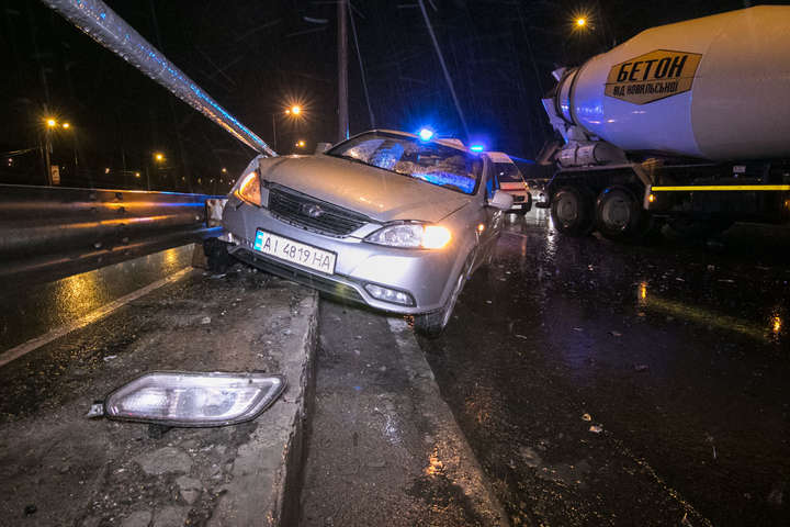 Подвійна ДТП на мокрій дорозі у Києві: один Daewoo врізався у відбійник, другий – в бетоновоз