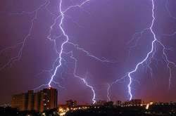 Блискавка, проливний дощ і нічний Київ: вражаючі фото грози у столиці