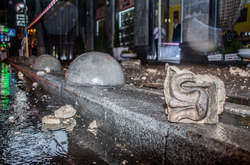 Шматки бетонної конструкції посипалися з 4-го поверху на тротуар