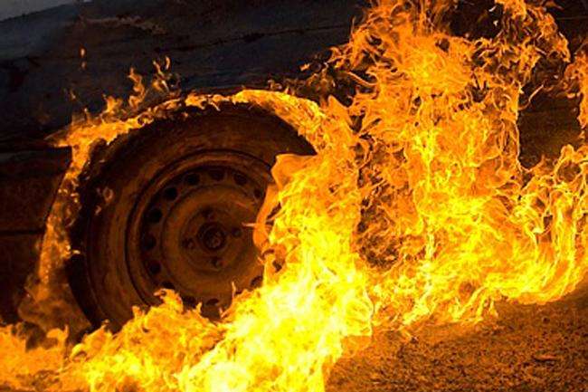 У Києві продовжують горіти автомобілі: вночі на Оболоні палав Mercedes