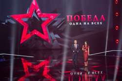 «Укрзализныця» развесила в поездах рекламу с запрещенной символикой