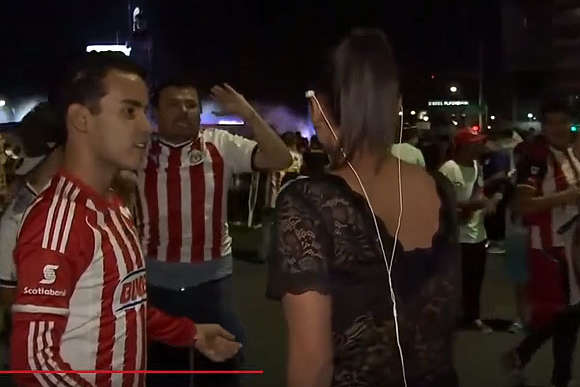 Мексиканська журналістка у прямому ефірі побила мікрофоном хтивого фаната (відео)