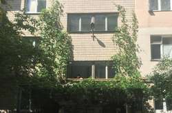 Жінка впала на дах під'їзду 