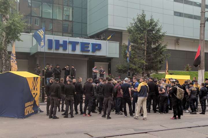 Під будівлею «Інтера» у Києві збираються націоналісти: фото