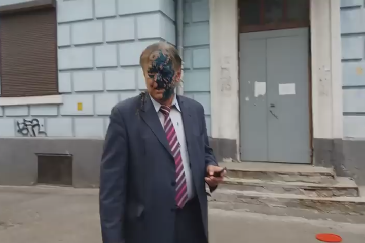 У Києві директора «Росспівробітництва» облили екскрементами (відео)