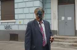 Главу российского центра облили фекалиями и зеленкой