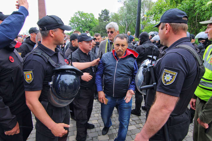 В Одесі затримали людей, які вдягли георгіївські стрічки і славили Путіна