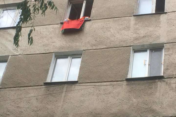 В Одесі вивісили червоний стяг з вікна: поліція відкрила провадження