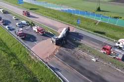 «Солодка ДТП» у Польщі: 24 тонни шоколаду на асфальті перекрили рух траси