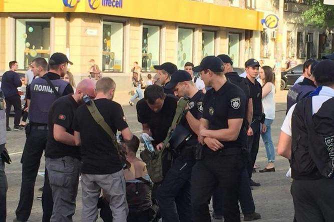 У Дніпрі сталася сутичка фанатів з поліцією перед матчем «Динамо» - «Шахтар»
