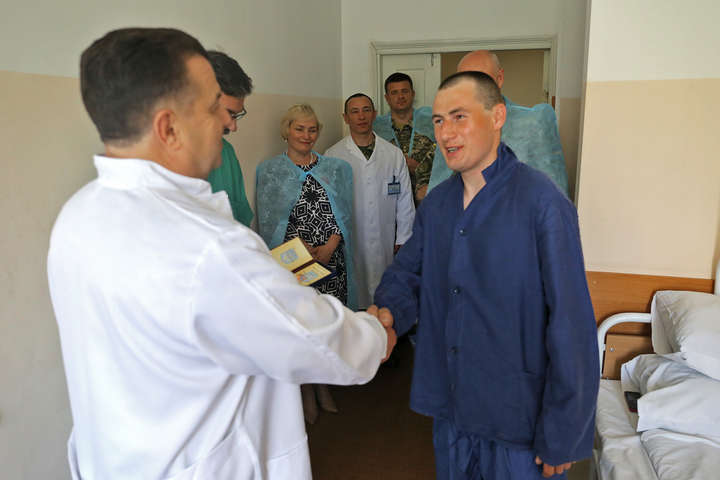 Міністр оборони відвідав у харківському госпіталі поранених військових