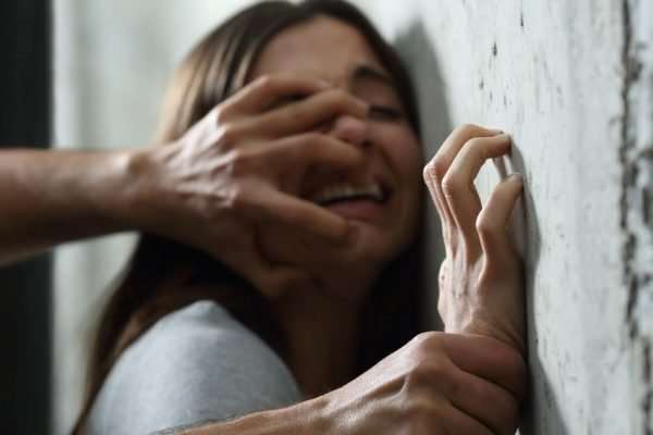 На Прикарпатті двоє чоловіків ґвалтували 15-літню дівчину і все знімали на відео