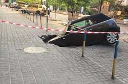 Автомобіль провалився у яму під бруківкою