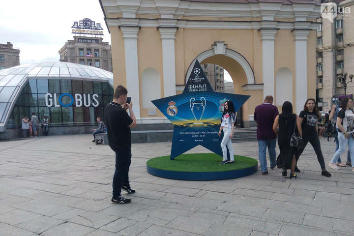 До фіналу Ліги чемпіонів на Майдані встановили величезну зірку (фото)