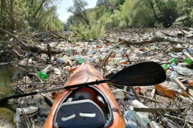Річкою до Словаччини припливли тонни сміття з України. Шокуючі фото 