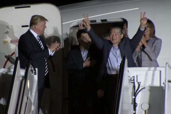 У США сів літак з американцями, яких звільнили в КНДР 