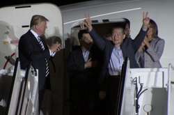 У США сів літак з американцями, яких звільнили в КНДР 