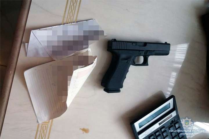 У Києві у чоловіка вилучили бойовий пістолет і набої