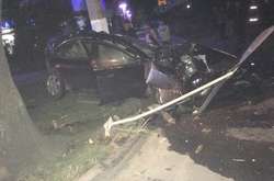 Автомобіль влетів у бетонну опору на Генуезькій вулиці. Стовп вистояв