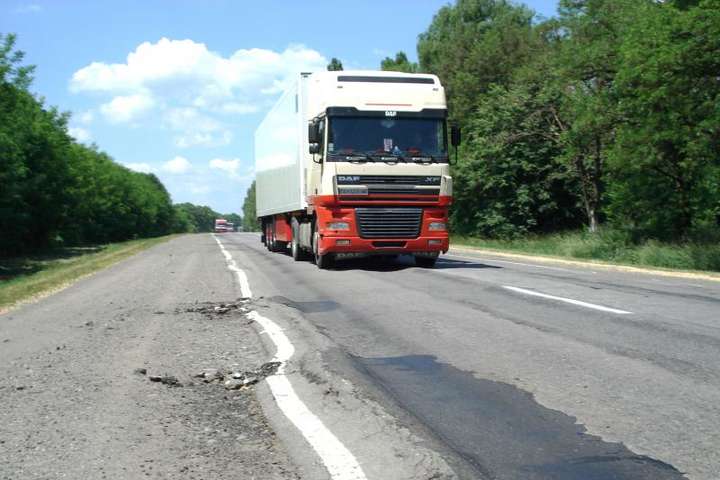 На Вінниччині ввели заборону на рух вантажівок у спеку