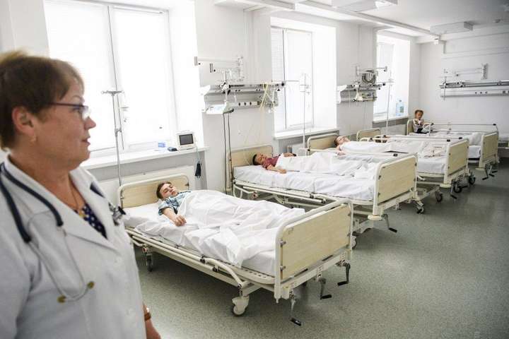 Масове отруєння у Черкасах: у лікарні залишаються 54 дитини та четверо дорослих